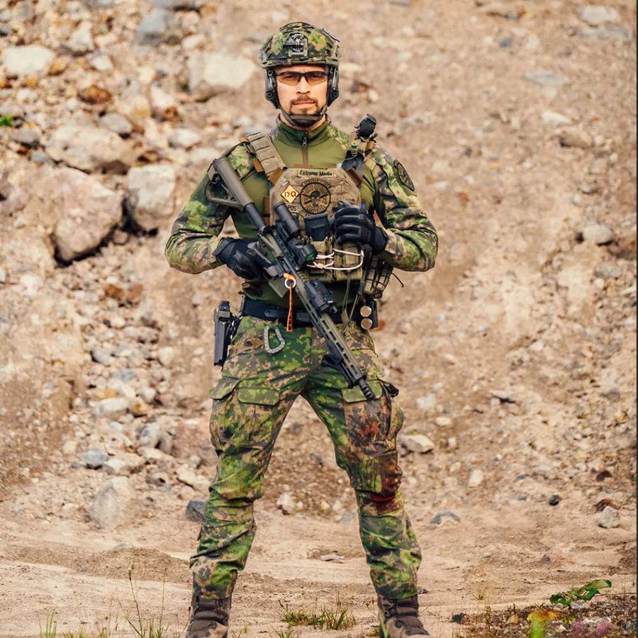 Bang!-tiimin jäsen ampumaradalla puhelin kädessä